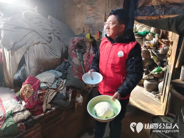 介休市敬老协会志愿者走进绵山镇焦家堡村入户85岁特困老人张雄飞老人家中打扫室内外卫生做饭包饺子为老人送去爱心人士捐赠的方便面和苹果 - 第17张