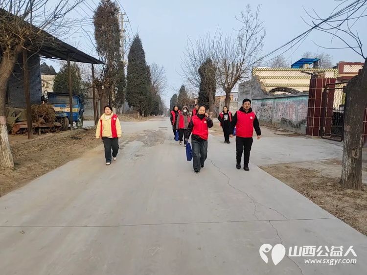 介休市敬老协会志愿者走进绵山镇焦家堡村入户85岁特困老人张雄飞老人家中打扫室内外卫生做饭包饺子为老人送去爱心人士捐赠的方便面和苹果 - 第2张