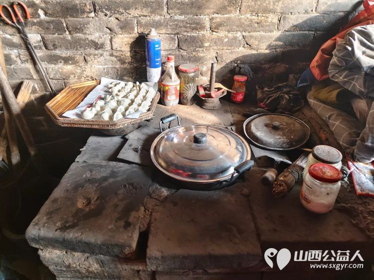 介休市敬老协会志愿者走进绵山镇焦家堡村入户85岁特困老人张雄飞老人家中打扫室内外卫生做饭包饺子为老人送去爱心人士捐赠的方便面和苹果 - 第18张