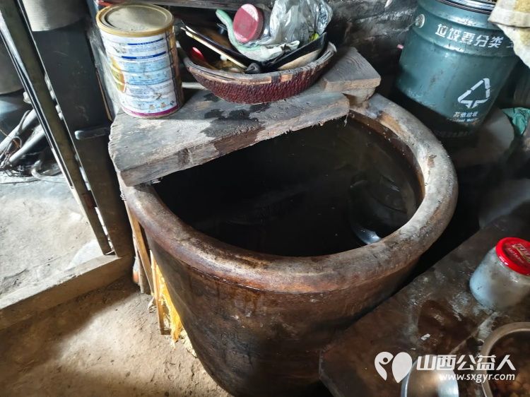 介休市敬老协会志愿者走进绵山镇焦家堡村入户85岁特困老人张雄飞老人家中打扫室内外卫生做饭包饺子为老人送去爱心人士捐赠的方便面和苹果 - 第3张