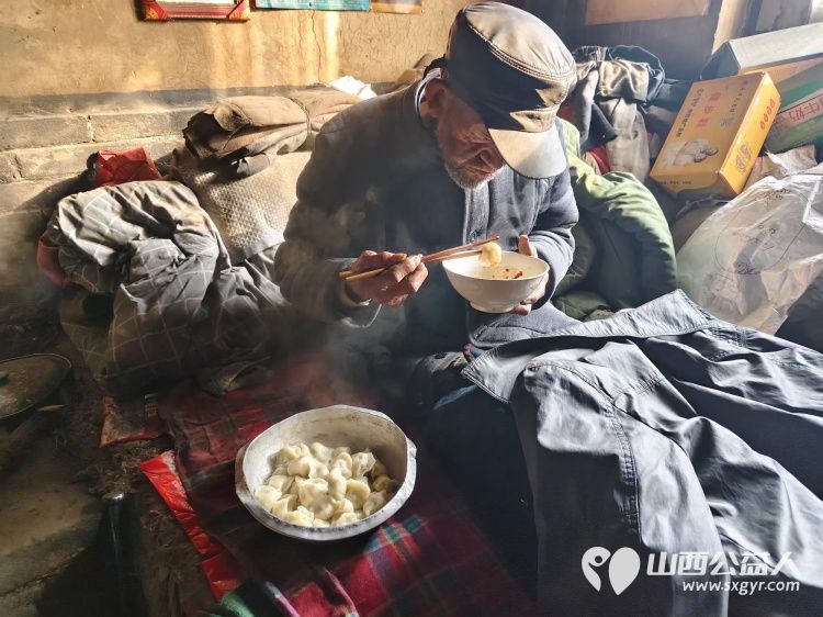 介休市敬老协会志愿者走进绵山镇焦家堡村入户85岁特困老人张雄飞老人家中打扫室内外卫生做饭包饺子为老人送去爱心人士捐赠的方便面和苹果 - 第14张