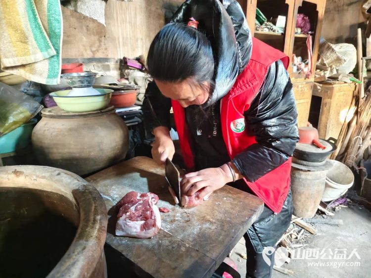 介休市敬老协会志愿者走进绵山镇焦家堡村入户85岁特困老人张雄飞老人家中打扫室内外卫生做饭包饺子为老人送去爱心人士捐赠的方便面和苹果 - 第12张