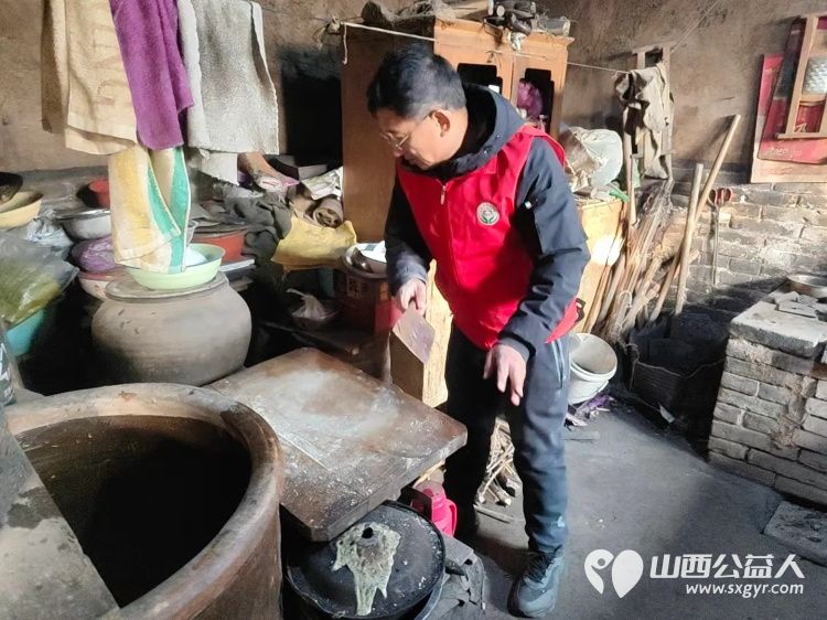 介休市敬老协会志愿者走进绵山镇焦家堡村入户85岁特困老人张雄飞老人家中打扫室内外卫生做饭包饺子为老人送去爱心人士捐赠的方便面和苹果 - 第22张