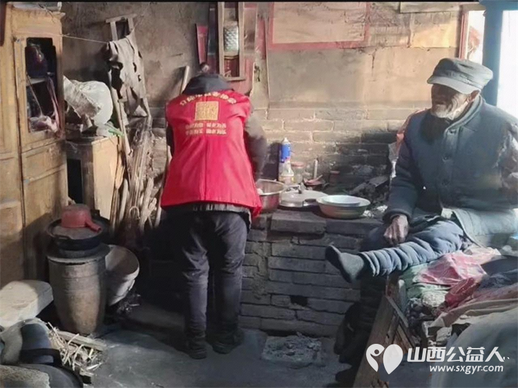 介休市敬老协会志愿者走进绵山镇焦家堡村入户85岁特困老人张雄飞老人家中打扫室内外卫生做饭包饺子为老人送去爱心人士捐赠的方便面和苹果 - 第19张