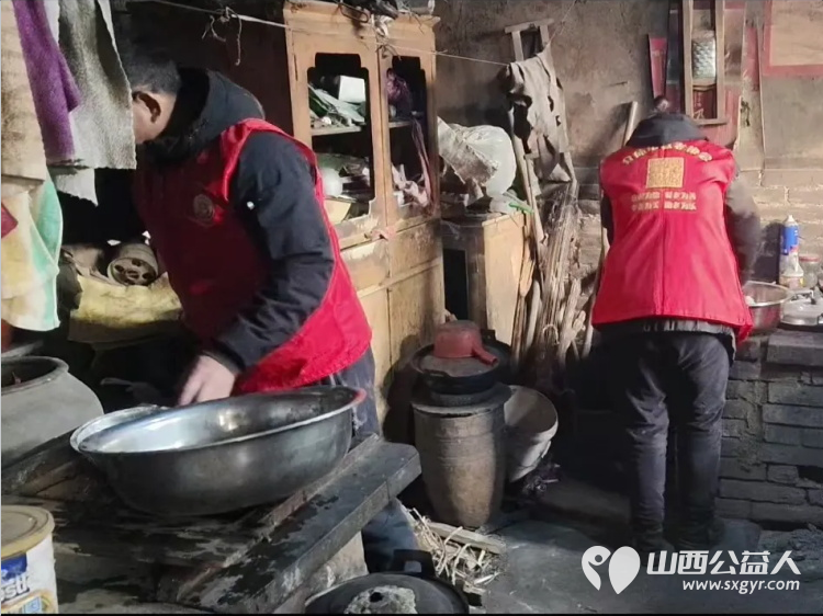 介休市敬老协会志愿者走进绵山镇焦家堡村入户85岁特困老人张雄飞老人家中打扫室内外卫生做饭包饺子为老人送去爱心人士捐赠的方便面和苹果 - 第4张