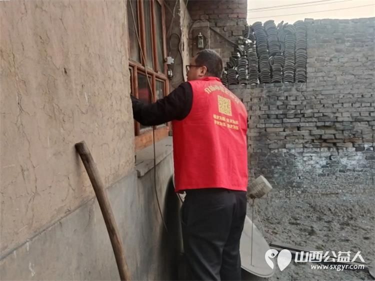 介休市敬老协会志愿者入户连福镇邬城店村83岁特困原培玉老人家中为老人打扫室内外卫生做饭包饺子为老人送去爱心人士捐赠的苹果一袋 - 第8张