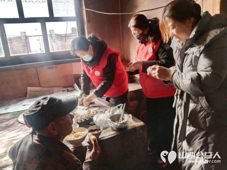 介休市敬老协会志愿者入户连福镇邬城店村83岁特困原培玉老人家中为老人打扫室内外卫生做饭包饺子为老人送去爱心人士捐赠的苹果一袋 - 第6张