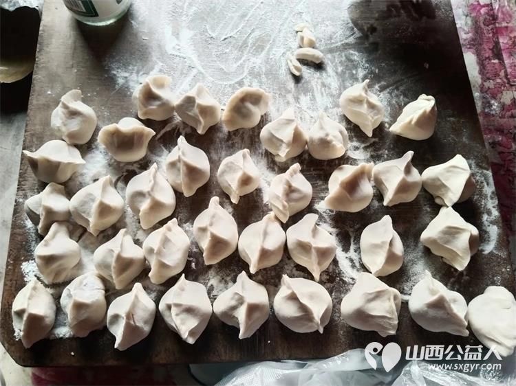 介休市敬老协会志愿者入户连福镇邬城店村83岁特困原培玉老人家中为老人打扫室内外卫生做饭包饺子为老人送去爱心人士捐赠的苹果一袋 - 第5张