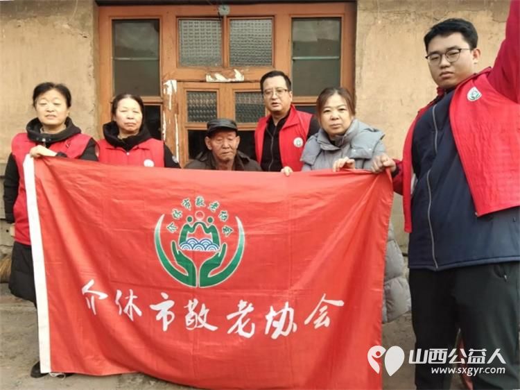 介休市敬老协会志愿者入户连福镇邬城店村83岁特困原培玉老人家中为老人打扫室内外卫生做饭包饺子为老人送去爱心人士捐赠的苹果一袋 - 第1张