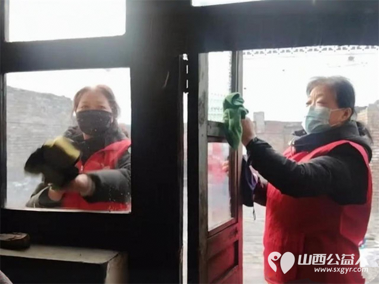 介休市敬老协会志愿者入户连福镇邬城店村83岁特困原培玉老人家中为老人打扫室内外卫生做饭包饺子为老人送去爱心人士捐赠的苹果一袋 - 第7张