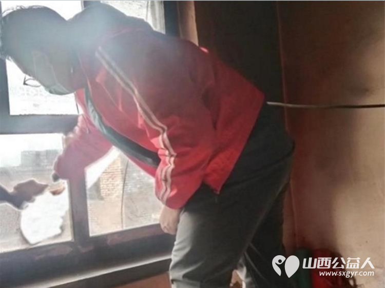 介休市敬老协会志愿者入户连福镇邬城店村83岁特困原培玉老人家中为老人打扫室内外卫生做饭包饺子为老人送去爱心人士捐赠的苹果一袋 - 第3张