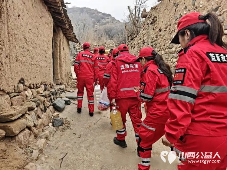 三年坚守送温暖爱心汇聚迎新春----忻州蓝盾应急救援队携手蓝盾妇女联合会开展三交镇困难家庭慰问活动为困难家庭送去米面油蔬菜鸡蛋肉等过年用品 - 第3张