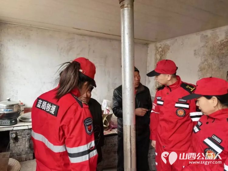 三年坚守送温暖爱心汇聚迎新春----忻州蓝盾应急救援队携手蓝盾妇女联合会开展三交镇困难家庭慰问活动为困难家庭送去米面油蔬菜鸡蛋肉等过年用品 - 第7张