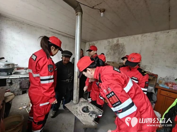 三年坚守送温暖爱心汇聚迎新春----忻州蓝盾应急救援队携手蓝盾妇女联合会开展三交镇困难家庭慰问活动为困难家庭送去米面油蔬菜鸡蛋肉等过年用品 - 第6张