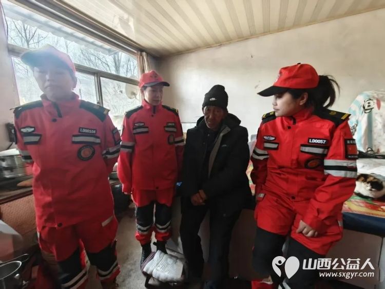 三年坚守送温暖爱心汇聚迎新春----忻州蓝盾应急救援队携手蓝盾妇女联合会开展三交镇困难家庭慰问活动为困难家庭送去米面油蔬菜鸡蛋肉等过年用品 - 第5张