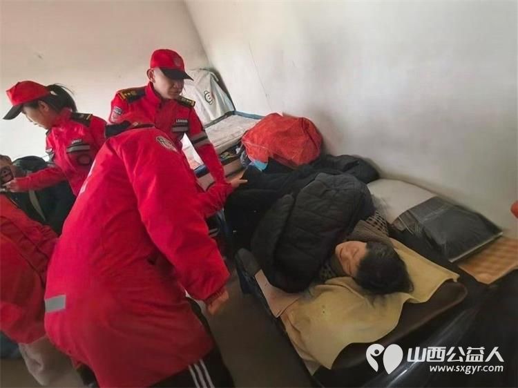 三年坚守送温暖爱心汇聚迎新春----忻州蓝盾应急救援队携手蓝盾妇女联合会开展三交镇困难家庭慰问活动为困难家庭送去米面油蔬菜鸡蛋肉等过年用品 - 第10张