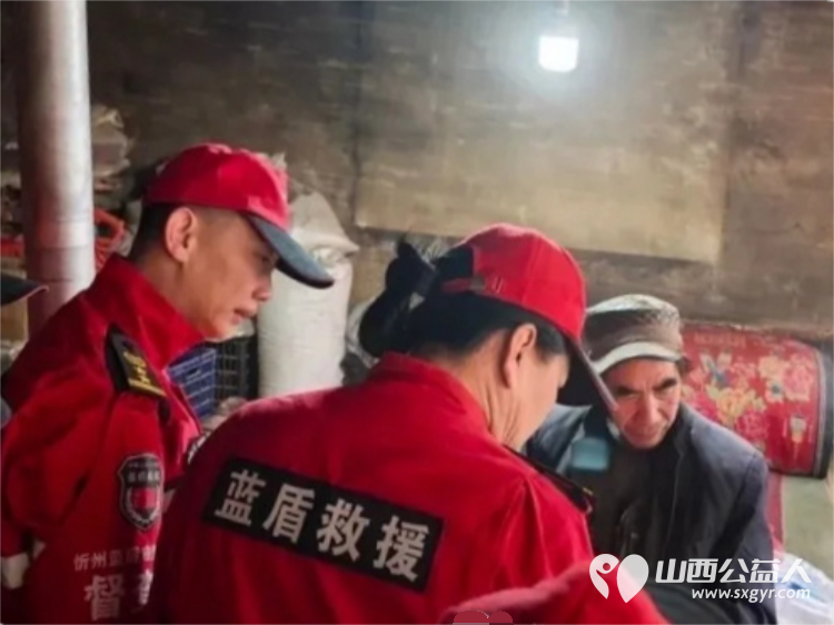 三年坚守送温暖爱心汇聚迎新春----忻州蓝盾应急救援队携手蓝盾妇女联合会开展三交镇困难家庭慰问活动为困难家庭送去米面油蔬菜鸡蛋肉等过年用品 - 第4张