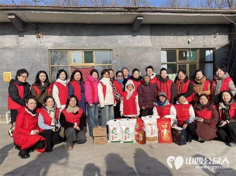 冬日暖阳情暖平顺----长治市爱心妈妈团队奔赴平顺县龙溪镇淙上村爱心妈妈们身着红马甲手提米面油牛奶鸡蛋等物资慰问八旬大娘 - 第1张 - 山西公益人 冬日暖阳情暖平顺----长治市爱心妈妈团队奔赴平顺县龙溪镇淙上村爱心妈妈们身着红马甲手提米面油牛奶鸡蛋等物资慰问八旬大娘 - 第1张