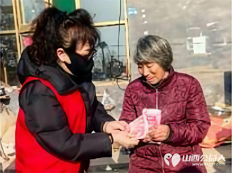 冬日暖阳情暖平顺----长治市爱心妈妈团队奔赴平顺县龙溪镇淙上村爱心妈妈们身着红马甲手提米面油牛奶鸡蛋等物资慰问八旬大娘 - 第12张 - 山西公益人 冬日暖阳情暖平顺----长治市爱心妈妈团队奔赴平顺县龙溪镇淙上村爱心妈妈们身着红马甲手提米面油牛奶鸡蛋等物资慰问八旬大娘 - 第12张