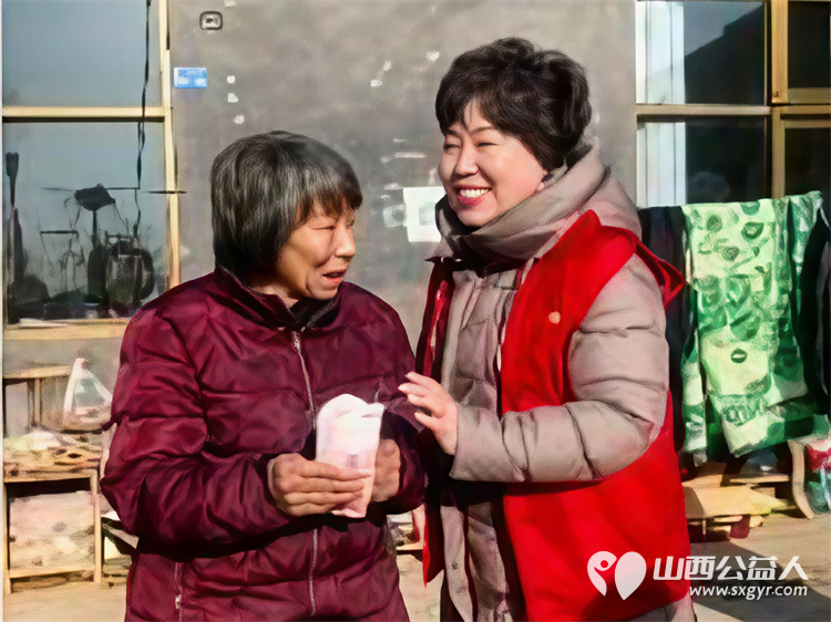 冬日暖阳情暖平顺----长治市爱心妈妈团队奔赴平顺县龙溪镇淙上村爱心妈妈们身着红马甲手提米面油牛奶鸡蛋等物资慰问八旬大娘 - 第11张 - 山西公益人 冬日暖阳情暖平顺----长治市爱心妈妈团队奔赴平顺县龙溪镇淙上村爱心妈妈们身着红马甲手提米面油牛奶鸡蛋等物资慰问八旬大娘 - 第11张