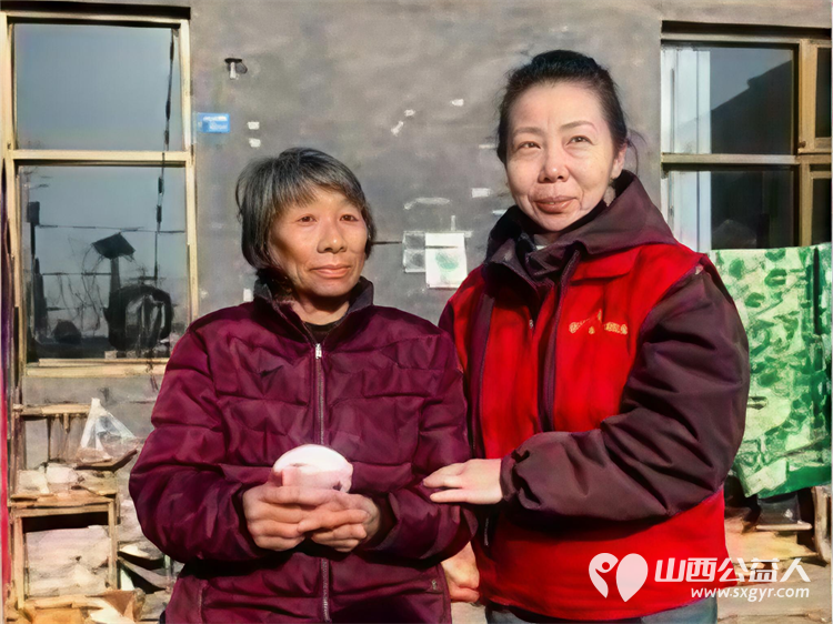 冬日暖阳情暖平顺----长治市爱心妈妈团队奔赴平顺县龙溪镇淙上村爱心妈妈们身着红马甲手提米面油牛奶鸡蛋等物资慰问八旬大娘 - 第15张 - 山西公益人 冬日暖阳情暖平顺----长治市爱心妈妈团队奔赴平顺县龙溪镇淙上村爱心妈妈们身着红马甲手提米面油牛奶鸡蛋等物资慰问八旬大娘 - 第15张