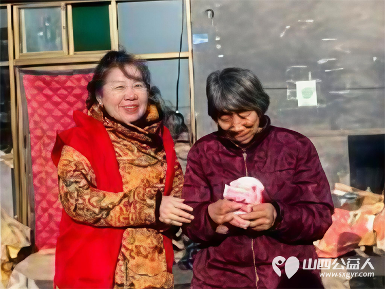 冬日暖阳情暖平顺----长治市爱心妈妈团队奔赴平顺县龙溪镇淙上村爱心妈妈们身着红马甲手提米面油牛奶鸡蛋等物资慰问八旬大娘 - 第14张 - 山西公益人 冬日暖阳情暖平顺----长治市爱心妈妈团队奔赴平顺县龙溪镇淙上村爱心妈妈们身着红马甲手提米面油牛奶鸡蛋等物资慰问八旬大娘 - 第14张