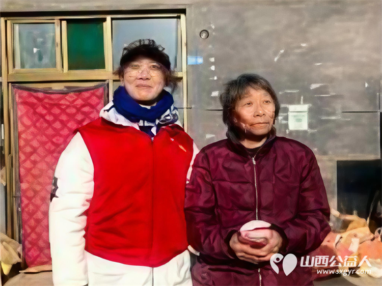 冬日暖阳情暖平顺----长治市爱心妈妈团队奔赴平顺县龙溪镇淙上村爱心妈妈们身着红马甲手提米面油牛奶鸡蛋等物资慰问八旬大娘 - 第10张 - 山西公益人 冬日暖阳情暖平顺----长治市爱心妈妈团队奔赴平顺县龙溪镇淙上村爱心妈妈们身着红马甲手提米面油牛奶鸡蛋等物资慰问八旬大娘 - 第10张