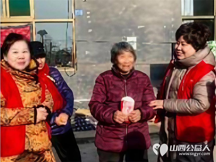 冬日暖阳情暖平顺----长治市爱心妈妈团队奔赴平顺县龙溪镇淙上村爱心妈妈们身着红马甲手提米面油牛奶鸡蛋等物资慰问八旬大娘 - 第8张 - 山西公益人 冬日暖阳情暖平顺----长治市爱心妈妈团队奔赴平顺县龙溪镇淙上村爱心妈妈们身着红马甲手提米面油牛奶鸡蛋等物资慰问八旬大娘 - 第8张