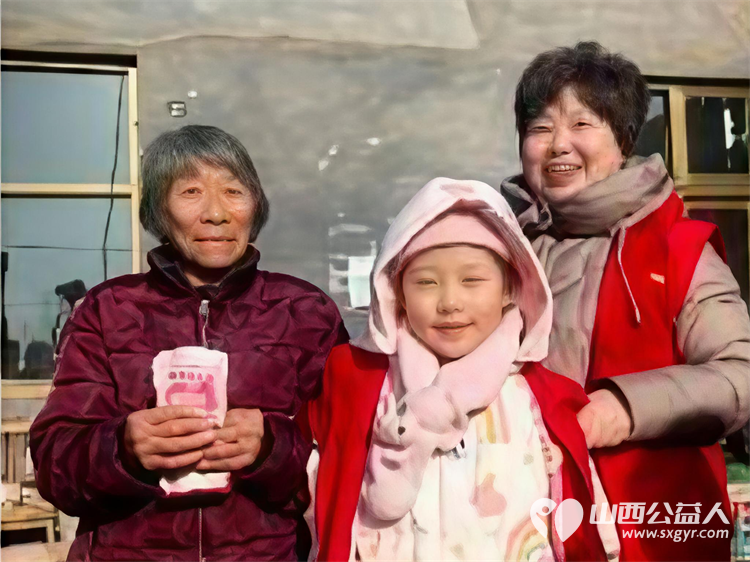 冬日暖阳情暖平顺----长治市爱心妈妈团队奔赴平顺县龙溪镇淙上村爱心妈妈们身着红马甲手提米面油牛奶鸡蛋等物资慰问八旬大娘 - 第9张 - 山西公益人 冬日暖阳情暖平顺----长治市爱心妈妈团队奔赴平顺县龙溪镇淙上村爱心妈妈们身着红马甲手提米面油牛奶鸡蛋等物资慰问八旬大娘 - 第9张