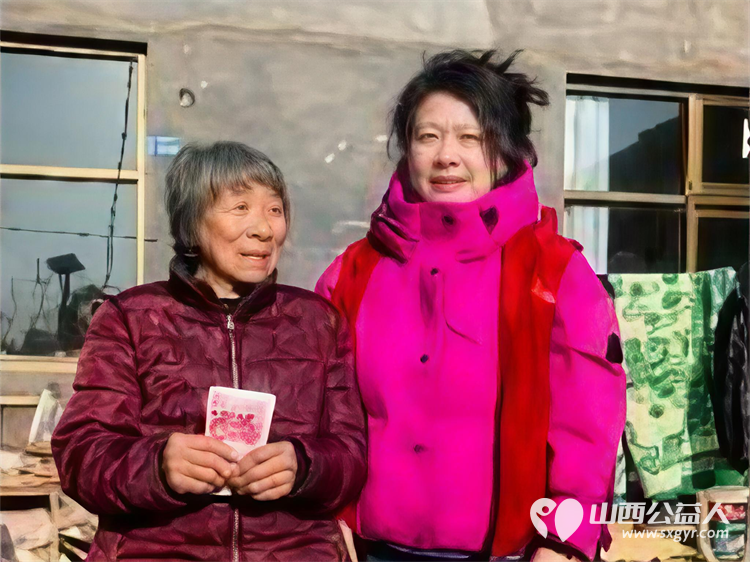 冬日暖阳情暖平顺----长治市爱心妈妈团队奔赴平顺县龙溪镇淙上村爱心妈妈们身着红马甲手提米面油牛奶鸡蛋等物资慰问八旬大娘 - 第7张 - 山西公益人 冬日暖阳情暖平顺----长治市爱心妈妈团队奔赴平顺县龙溪镇淙上村爱心妈妈们身着红马甲手提米面油牛奶鸡蛋等物资慰问八旬大娘 - 第7张