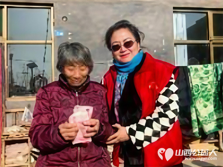 冬日暖阳情暖平顺----长治市爱心妈妈团队奔赴平顺县龙溪镇淙上村爱心妈妈们身着红马甲手提米面油牛奶鸡蛋等物资慰问八旬大娘 - 第5张 - 山西公益人 冬日暖阳情暖平顺----长治市爱心妈妈团队奔赴平顺县龙溪镇淙上村爱心妈妈们身着红马甲手提米面油牛奶鸡蛋等物资慰问八旬大娘 - 第5张