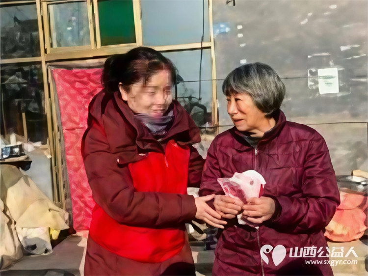 冬日暖阳情暖平顺----长治市爱心妈妈团队奔赴平顺县龙溪镇淙上村爱心妈妈们身着红马甲手提米面油牛奶鸡蛋等物资慰问八旬大娘 - 第4张 - 山西公益人 冬日暖阳情暖平顺----长治市爱心妈妈团队奔赴平顺县龙溪镇淙上村爱心妈妈们身着红马甲手提米面油牛奶鸡蛋等物资慰问八旬大娘 - 第4张
