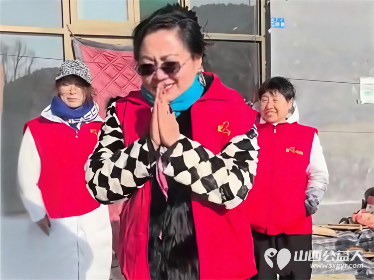 冬日暖阳情暖平顺----长治市爱心妈妈团队奔赴平顺县龙溪镇淙上村爱心妈妈们身着红马甲手提米面油牛奶鸡蛋等物资慰问八旬大娘 - 第20张 - 山西公益人 冬日暖阳情暖平顺----长治市爱心妈妈团队奔赴平顺县龙溪镇淙上村爱心妈妈们身着红马甲手提米面油牛奶鸡蛋等物资慰问八旬大娘 - 第20张