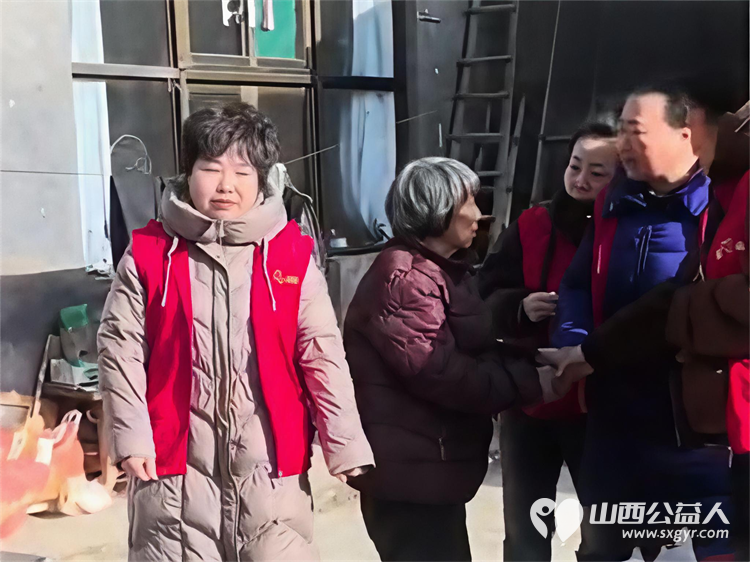 冬日暖阳情暖平顺----长治市爱心妈妈团队奔赴平顺县龙溪镇淙上村爱心妈妈们身着红马甲手提米面油牛奶鸡蛋等物资慰问八旬大娘 - 第16张 - 山西公益人 冬日暖阳情暖平顺----长治市爱心妈妈团队奔赴平顺县龙溪镇淙上村爱心妈妈们身着红马甲手提米面油牛奶鸡蛋等物资慰问八旬大娘 - 第16张