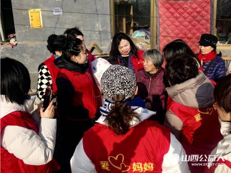 冬日暖阳情暖平顺----长治市爱心妈妈团队奔赴平顺县龙溪镇淙上村爱心妈妈们身着红马甲手提米面油牛奶鸡蛋等物资慰问八旬大娘 - 第21张 - 山西公益人 冬日暖阳情暖平顺----长治市爱心妈妈团队奔赴平顺县龙溪镇淙上村爱心妈妈们身着红马甲手提米面油牛奶鸡蛋等物资慰问八旬大娘 - 第21张