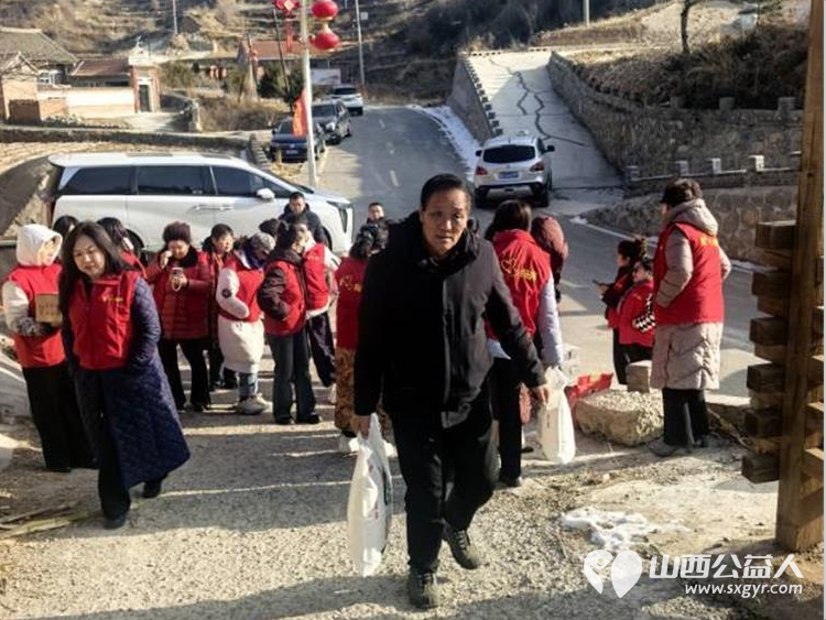 冬日暖阳情暖平顺----长治市爱心妈妈团队奔赴平顺县龙溪镇淙上村爱心妈妈们身着红马甲手提米面油牛奶鸡蛋等物资慰问八旬大娘 - 第3张 - 山西公益人 冬日暖阳情暖平顺----长治市爱心妈妈团队奔赴平顺县龙溪镇淙上村爱心妈妈们身着红马甲手提米面油牛奶鸡蛋等物资慰问八旬大娘 - 第3张