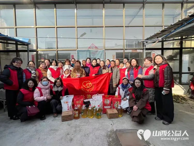 冬日暖阳情暖平顺----长治市爱心妈妈团队奔赴平顺县北社乡西北坡村手提米面油牛奶鸡蛋等物资慰问因患重病瘫痪在床的王延丽 - 第1张 - 山西公益人 冬日暖阳情暖平顺----长治市爱心妈妈团队奔赴平顺县北社乡西北坡村手提米面油牛奶鸡蛋等物资慰问因患重病瘫痪在床的王延丽 - 第1张
