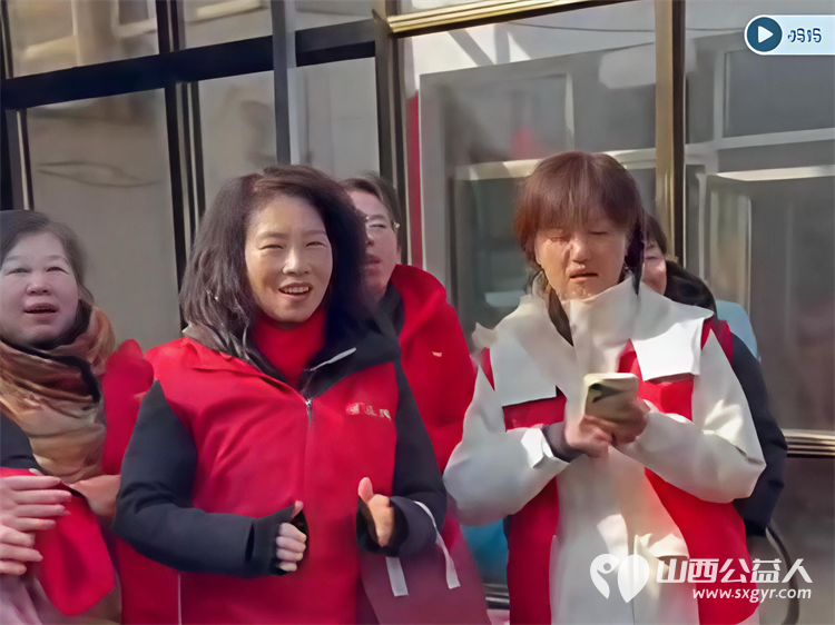 冬日暖阳情暖平顺----长治市爱心妈妈团队奔赴平顺县北社乡西北坡村手提米面油牛奶鸡蛋等物资慰问因患重病瘫痪在床的王延丽 - 第20张 - 山西公益人 冬日暖阳情暖平顺----长治市爱心妈妈团队奔赴平顺县北社乡西北坡村手提米面油牛奶鸡蛋等物资慰问因患重病瘫痪在床的王延丽 - 第20张