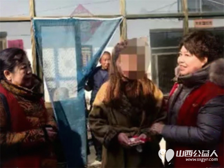 冬日暖阳情暖平顺----长治市爱心妈妈团队奔赴平顺县北社乡西北坡村手提米面油牛奶鸡蛋等物资慰问因患重病瘫痪在床的王延丽 - 第12张 - 山西公益人 冬日暖阳情暖平顺----长治市爱心妈妈团队奔赴平顺县北社乡西北坡村手提米面油牛奶鸡蛋等物资慰问因患重病瘫痪在床的王延丽 - 第12张