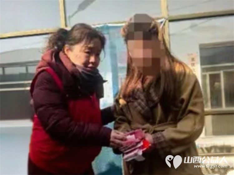 冬日暖阳情暖平顺----长治市爱心妈妈团队奔赴平顺县北社乡西北坡村手提米面油牛奶鸡蛋等物资慰问因患重病瘫痪在床的王延丽 - 第14张 - 山西公益人 冬日暖阳情暖平顺----长治市爱心妈妈团队奔赴平顺县北社乡西北坡村手提米面油牛奶鸡蛋等物资慰问因患重病瘫痪在床的王延丽 - 第14张