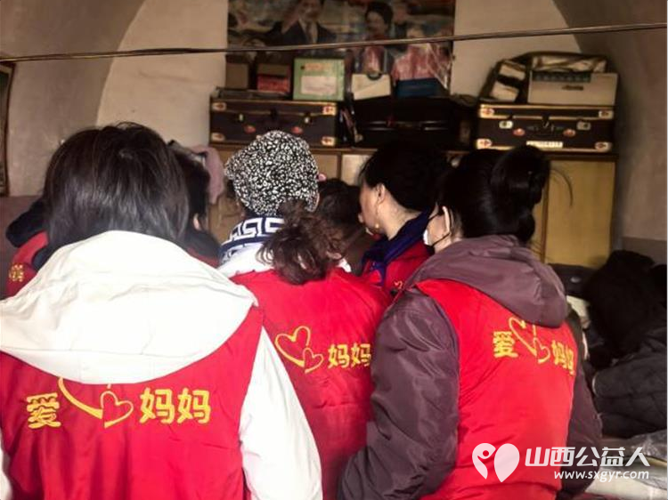 冬日暖阳情暖平顺----长治市爱心妈妈团队奔赴平顺县北社乡西北坡村手提米面油牛奶鸡蛋等物资慰问因患重病瘫痪在床的王延丽 - 第5张 - 山西公益人 冬日暖阳情暖平顺----长治市爱心妈妈团队奔赴平顺县北社乡西北坡村手提米面油牛奶鸡蛋等物资慰问因患重病瘫痪在床的王延丽 - 第5张