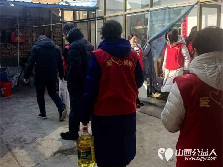 冬日暖阳情暖平顺----长治市爱心妈妈团队奔赴平顺县北社乡西北坡村手提米面油牛奶鸡蛋等物资慰问因患重病瘫痪在床的王延丽 - 第3张 - 山西公益人 冬日暖阳情暖平顺----长治市爱心妈妈团队奔赴平顺县北社乡西北坡村手提米面油牛奶鸡蛋等物资慰问因患重病瘫痪在床的王延丽 - 第3张