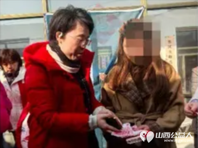 冬日暖阳情暖平顺----长治市爱心妈妈团队奔赴平顺县北社乡西北坡村手提米面油牛奶鸡蛋等物资慰问因患重病瘫痪在床的王延丽 - 第11张 - 山西公益人 冬日暖阳情暖平顺----长治市爱心妈妈团队奔赴平顺县北社乡西北坡村手提米面油牛奶鸡蛋等物资慰问因患重病瘫痪在床的王延丽 - 第11张