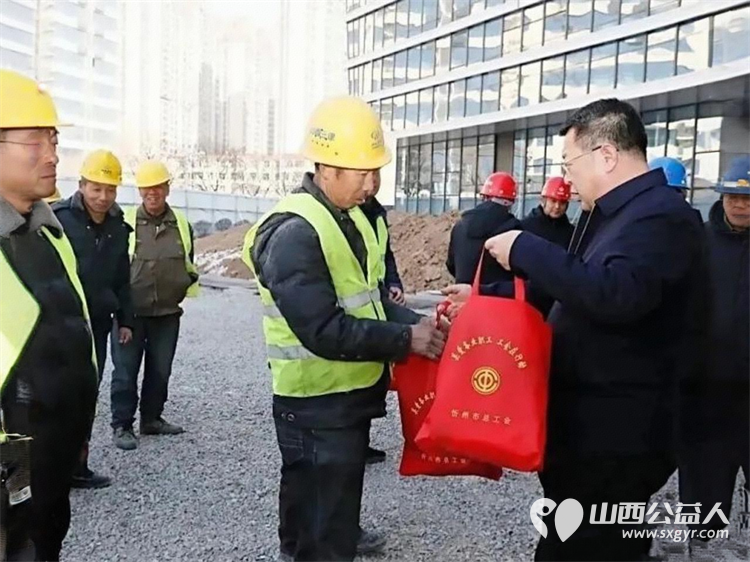 冬日送温暖！忻州市总工会领导带队慰问忻州市工人文化宫一线建设者为他们送上水杯保暖帽保暖手套等慰问品 - 第2张