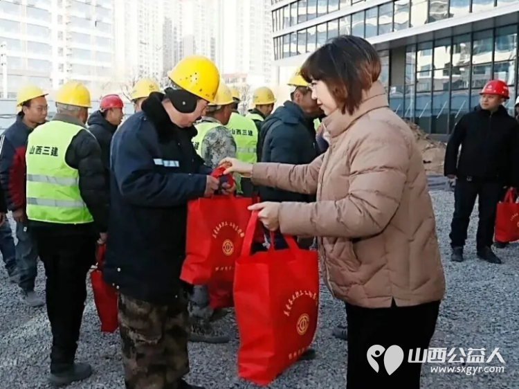 冬日送温暖！忻州市总工会领导带队慰问忻州市工人文化宫一线建设者为他们送上水杯保暖帽保暖手套等慰问品 - 第3张