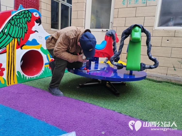 长治市义工协会志愿者免费为启明星智障儿童托养中心安装蹦蹦床旋转木马活动总结 - 第5张