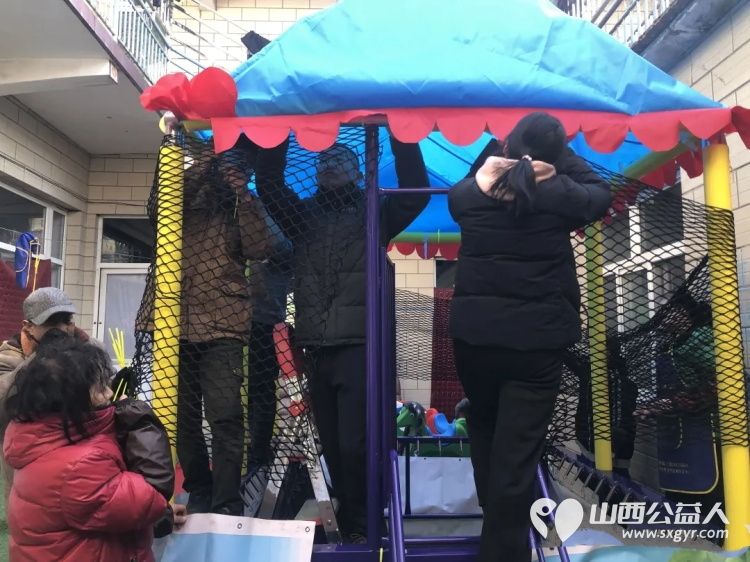 长治市义工协会志愿者免费为启明星智障儿童托养中心安装蹦蹦床旋转木马活动总结 - 第4张