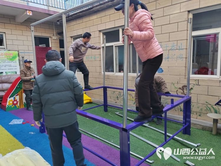 长治市义工协会志愿者免费为启明星智障儿童托养中心安装蹦蹦床旋转木马活动总结 - 第6张