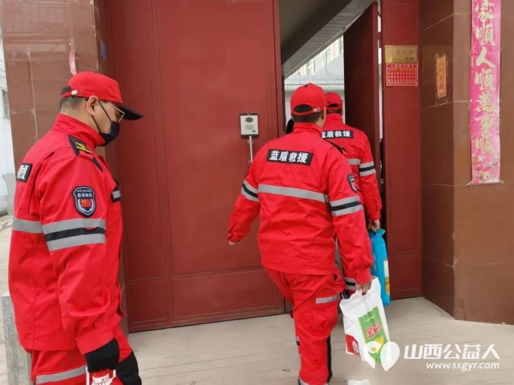 忻府区红十字会对大病困难群众开展博爱送温暖行动忻府区蓝盾救援队配合工作人员将慰问品送到群众家中 - 第7张 - 山西公益人 忻府区红十字会对大病困难群众开展博爱送温暖行动忻府区蓝盾救援队配合工作人员将慰问品送到群众家中 - 第7张