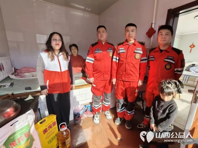 忻府区红十字会对大病困难群众开展博爱送温暖行动忻府区蓝盾救援队配合工作人员将慰问品送到群众家中 - 第1张 - 山西公益人 忻府区红十字会对大病困难群众开展博爱送温暖行动忻府区蓝盾救援队配合工作人员将慰问品送到群众家中 - 第1张